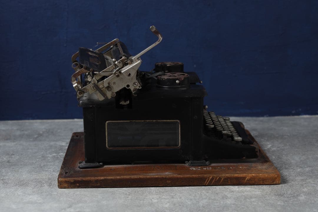  アンティーク　タイプライター　台座付