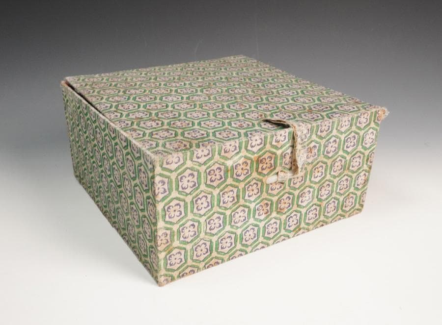 景徳佳洋 白磁影彫紋茶碗