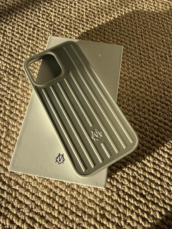 RIMOWA iPhone16 pro 用ケース シルバー