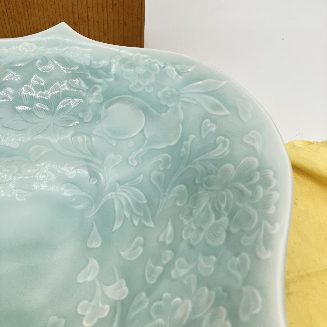 み*ん様 快山窯　塚本快示　青白磁 華鳥兎文高台鉢　人間国宝　共箱　未使用　長期