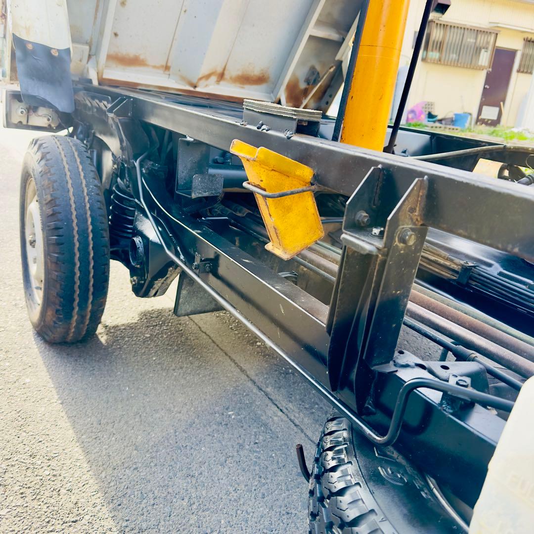 サンバーダンプ4WD、5速マニュアル、ELシフト、車検2年、走行3万キロ。