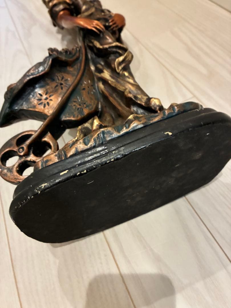 ブロンズカラーの女性と犬の装飾彫像 女性と犬の装飾像