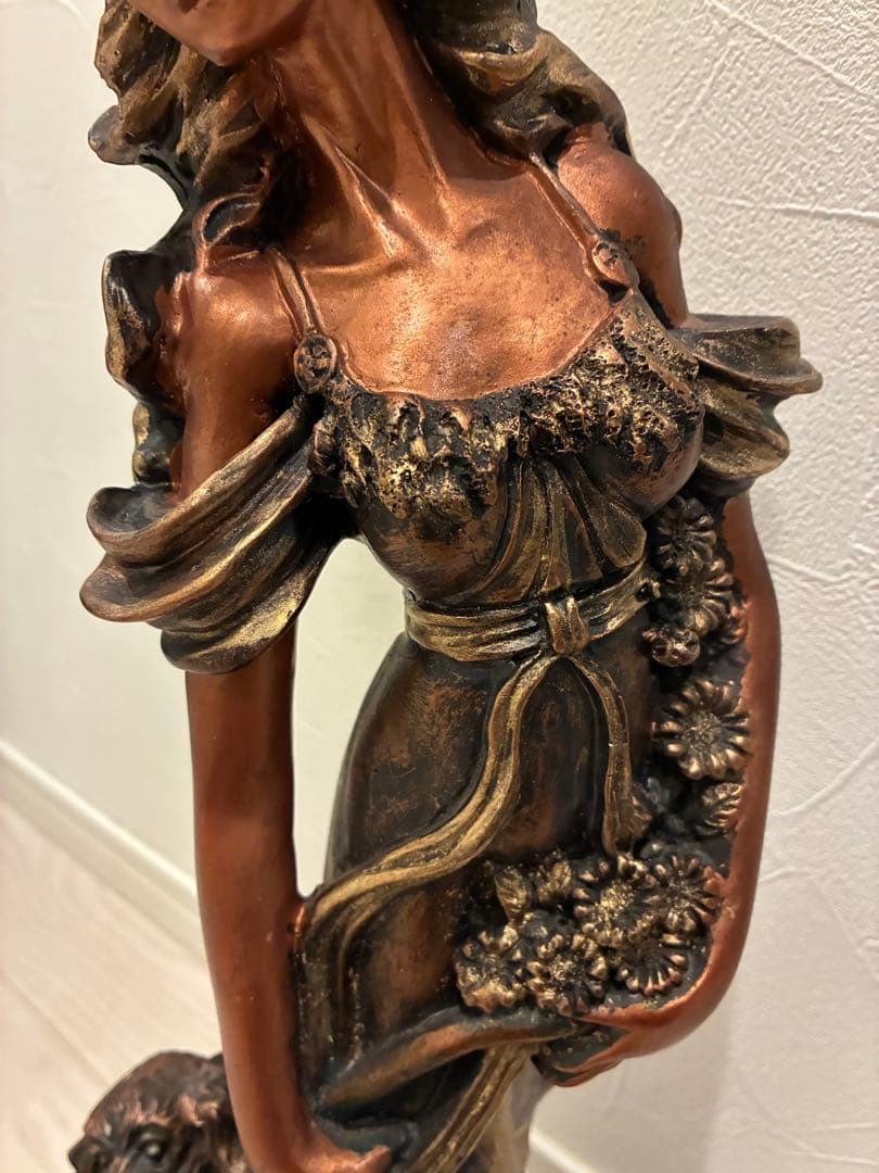 ブロンズカラーの女性と犬の装飾彫像 女性と犬の装飾像