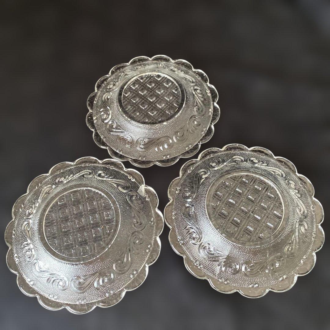 アンティーク】明治骨董　レースカット プレスガラス唐草紋様ウランガラス22㎝