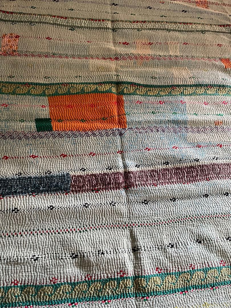 ②アンティーク刺繍カタンキルト　ラリーキルト