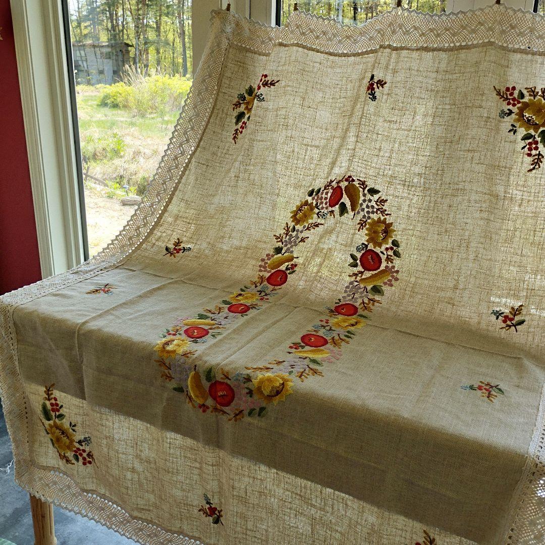 カロチャ　毛糸手刺繍　混紡リネン　テーブルクロス