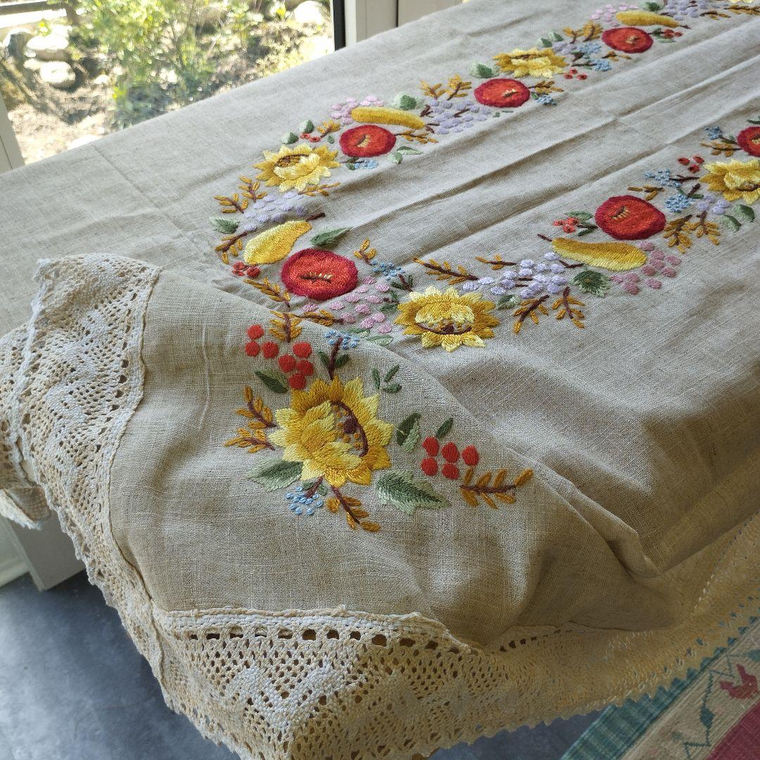カロチャ　毛糸手刺繍　混紡リネン　テーブルクロス