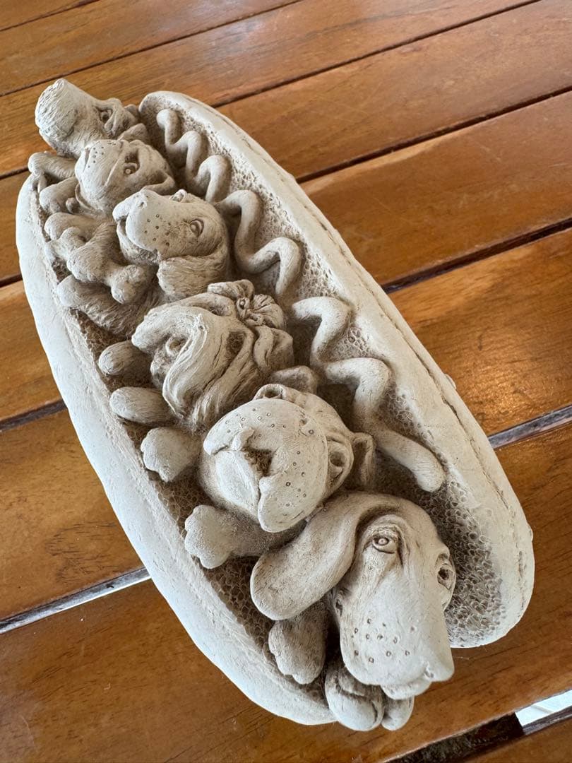 犬の顔ホットドッグ型　ライムストーン　壁掛け　オーナメント