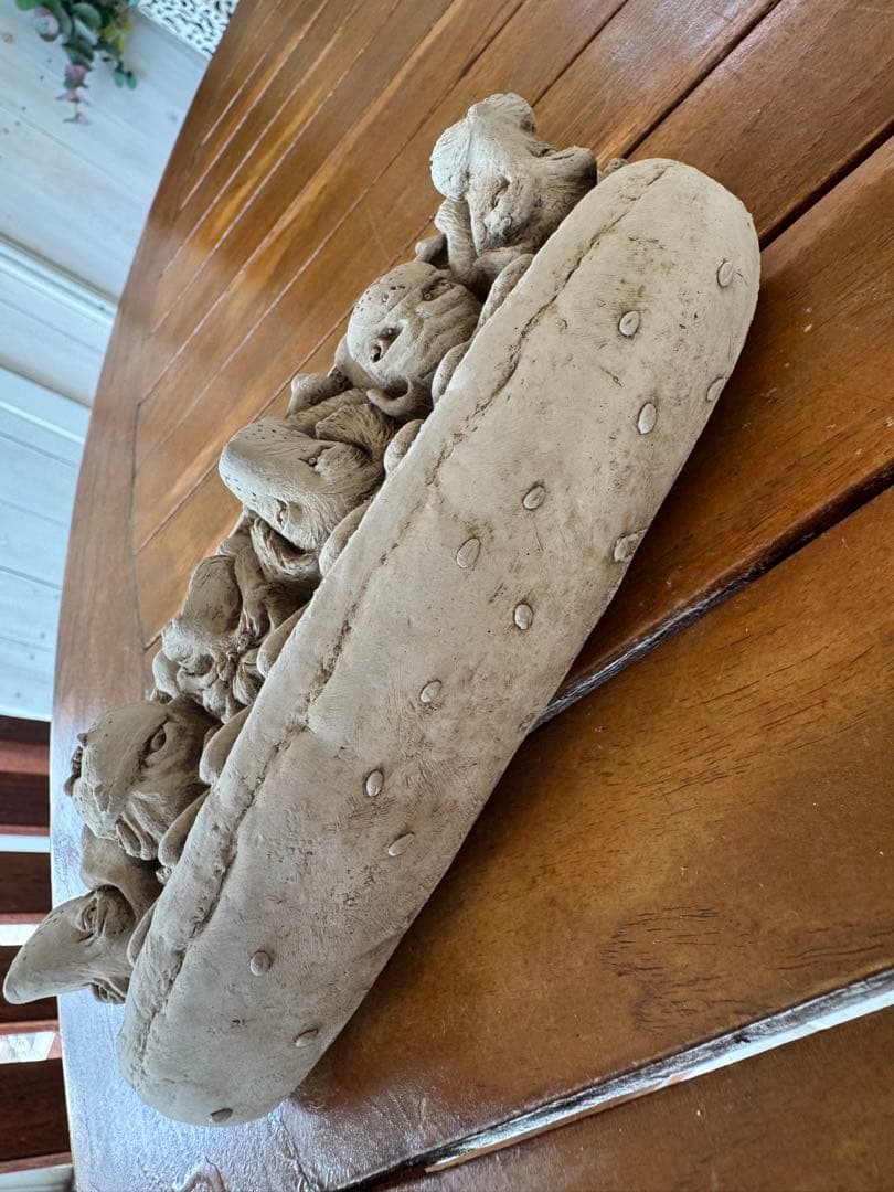 犬の顔ホットドッグ型　ライムストーン　壁掛け　オーナメント