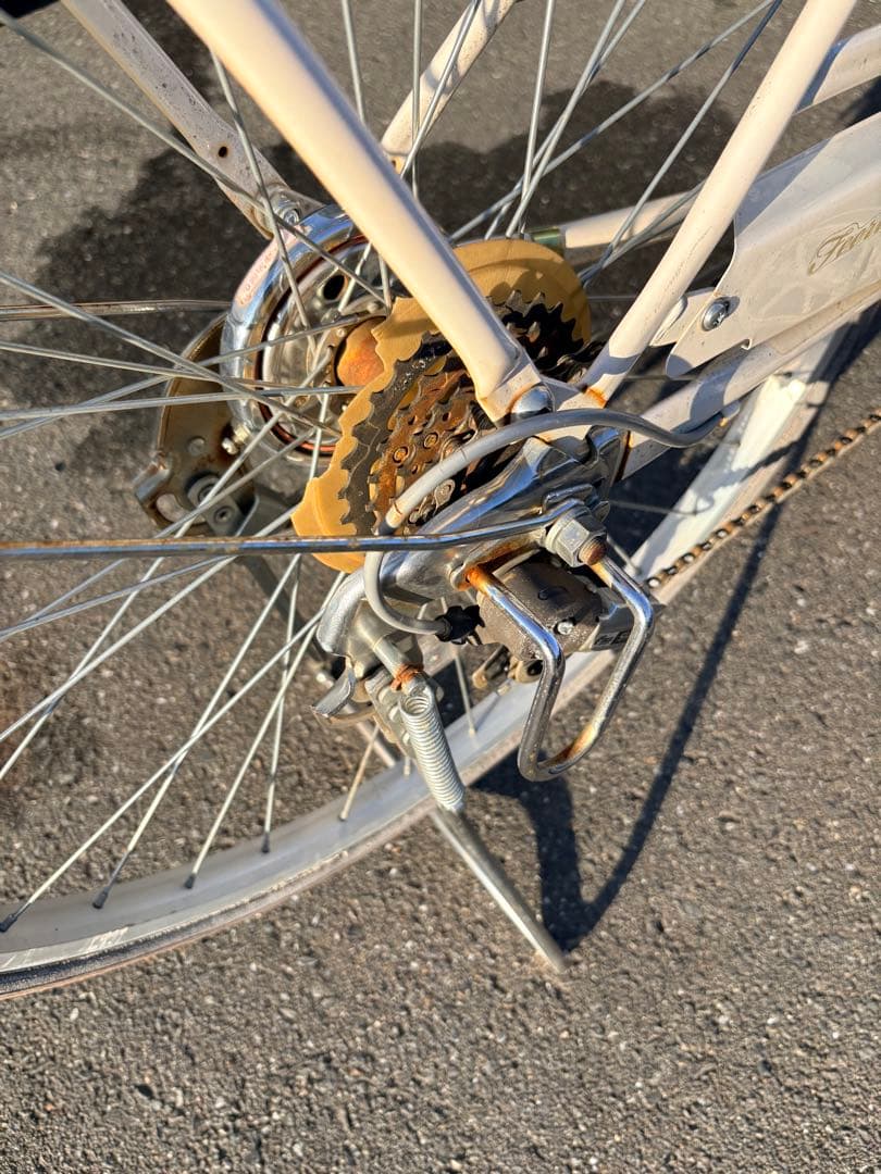 クリーム色 シティサイクル 前面バスケット付き