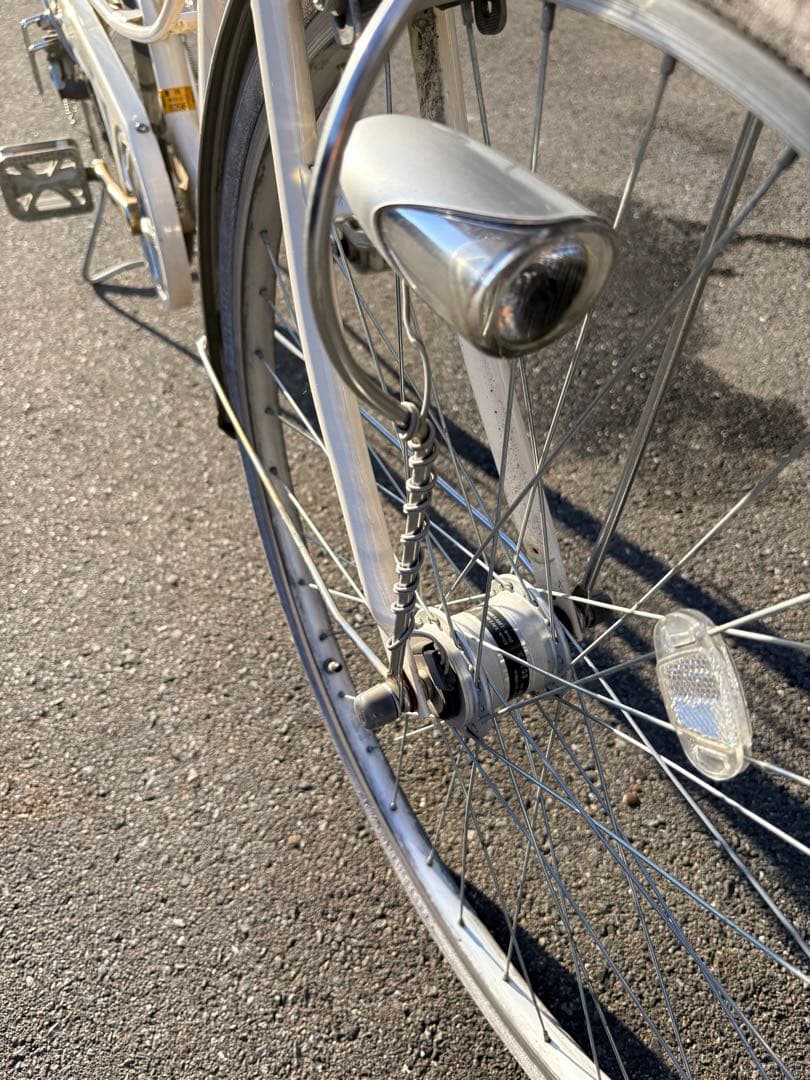 クリーム色 シティサイクル 前面バスケット付き