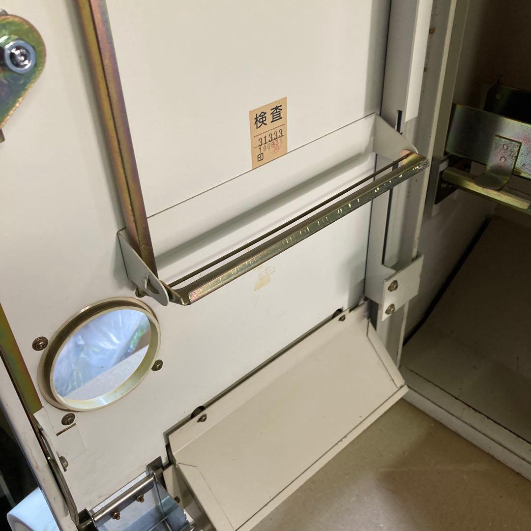 ガチャ機　ガチャマシン　手動式自動販売機　カードガチャ