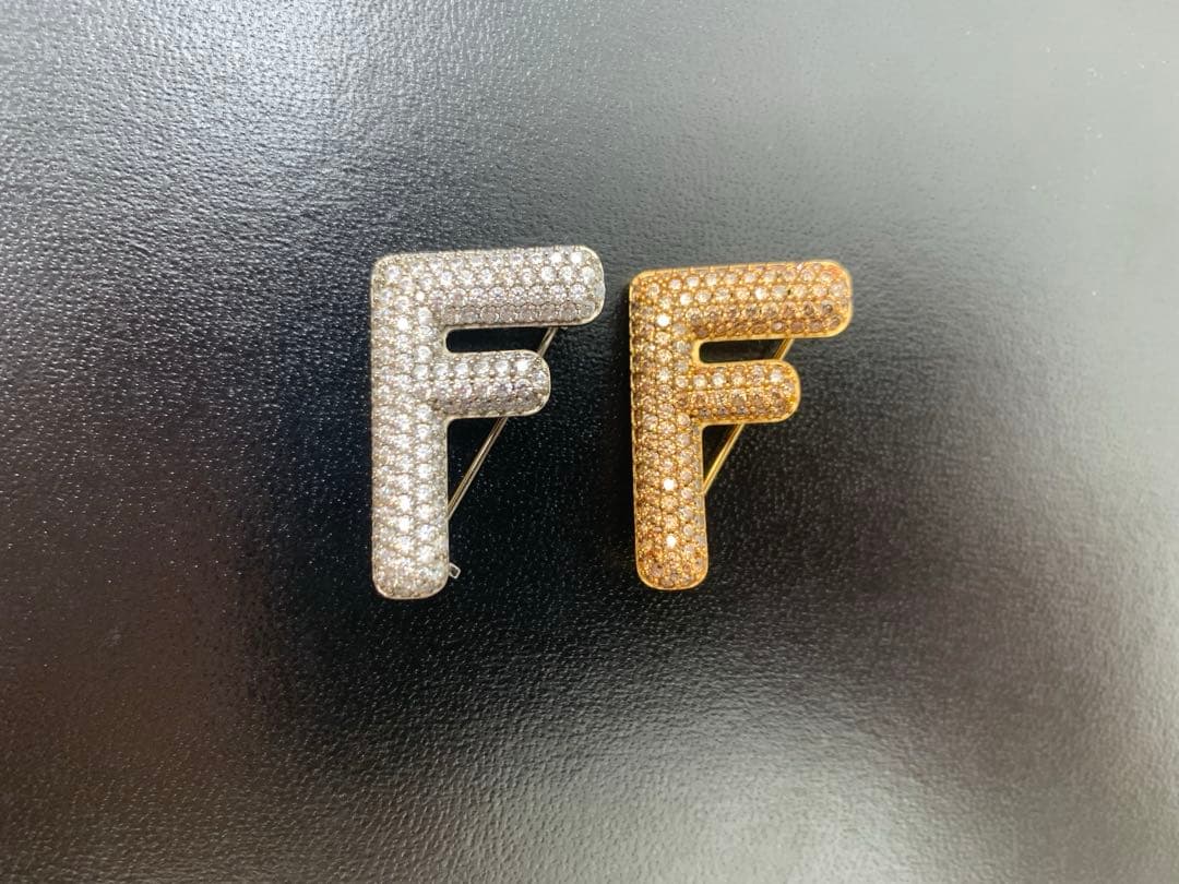 フェンディ エフイズフェンディ　ブローチ