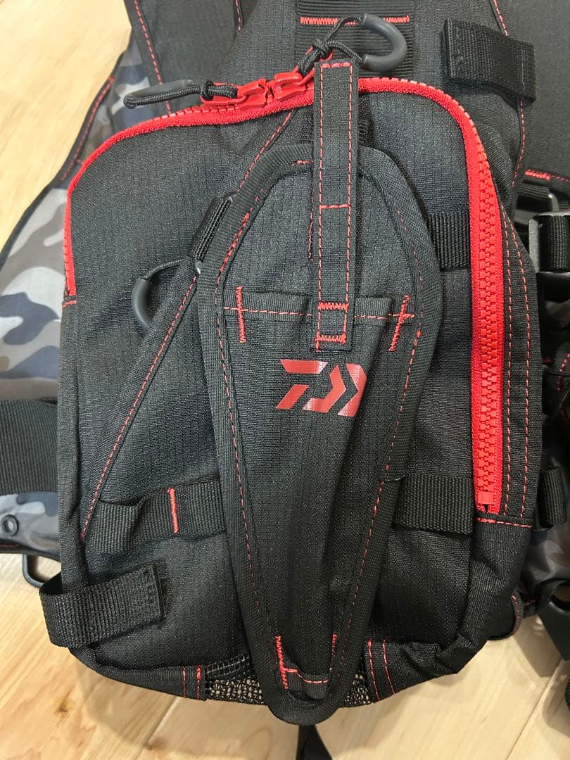 DAIWA フローティングジャケット ブラックレッド74N