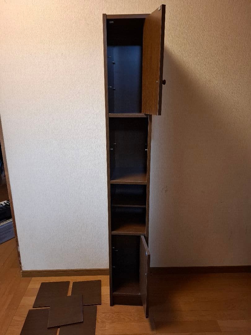 スリム木製ラック ブラウン 4棚 ２扉　仕切り板6枚　隙間収納