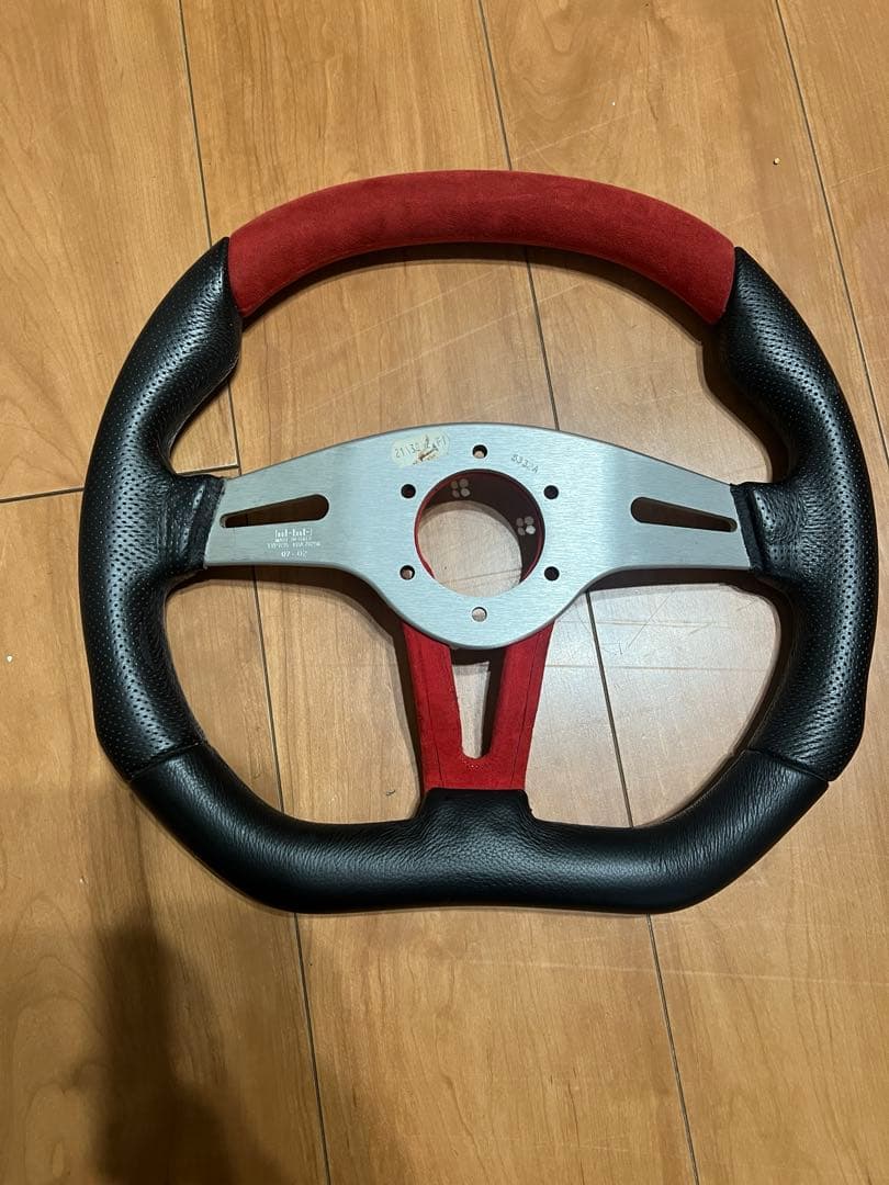 MOMO TREK レッド 350mm ステアリング