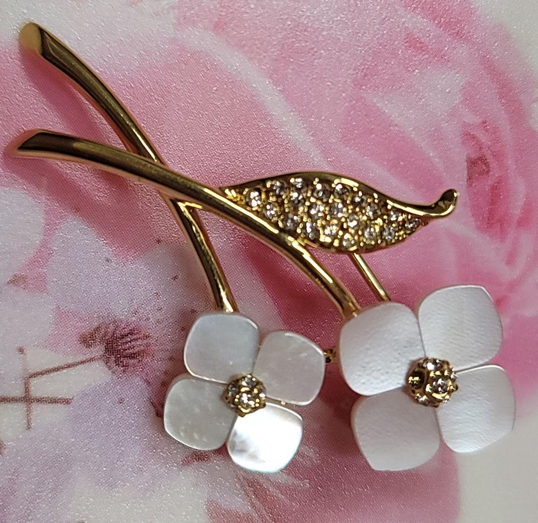 新品　ヴァンドームブティック　 ピンブローチ　白蝶貝　シマエナガ　ブローチ