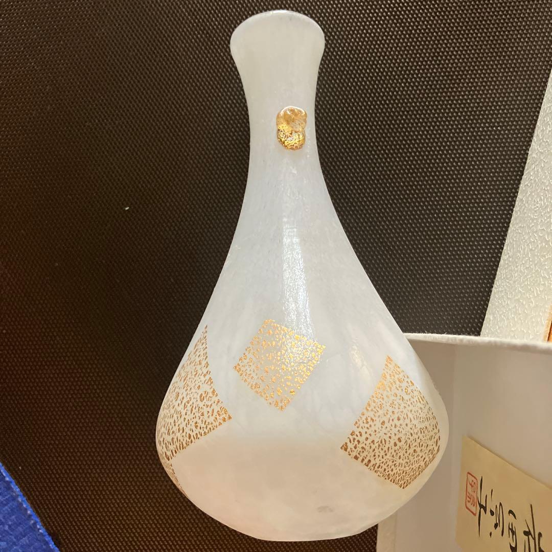 岩田糸子作　白妙 女流ガラス作家の先駆け 装飾的な金色模様のホワイト花瓶