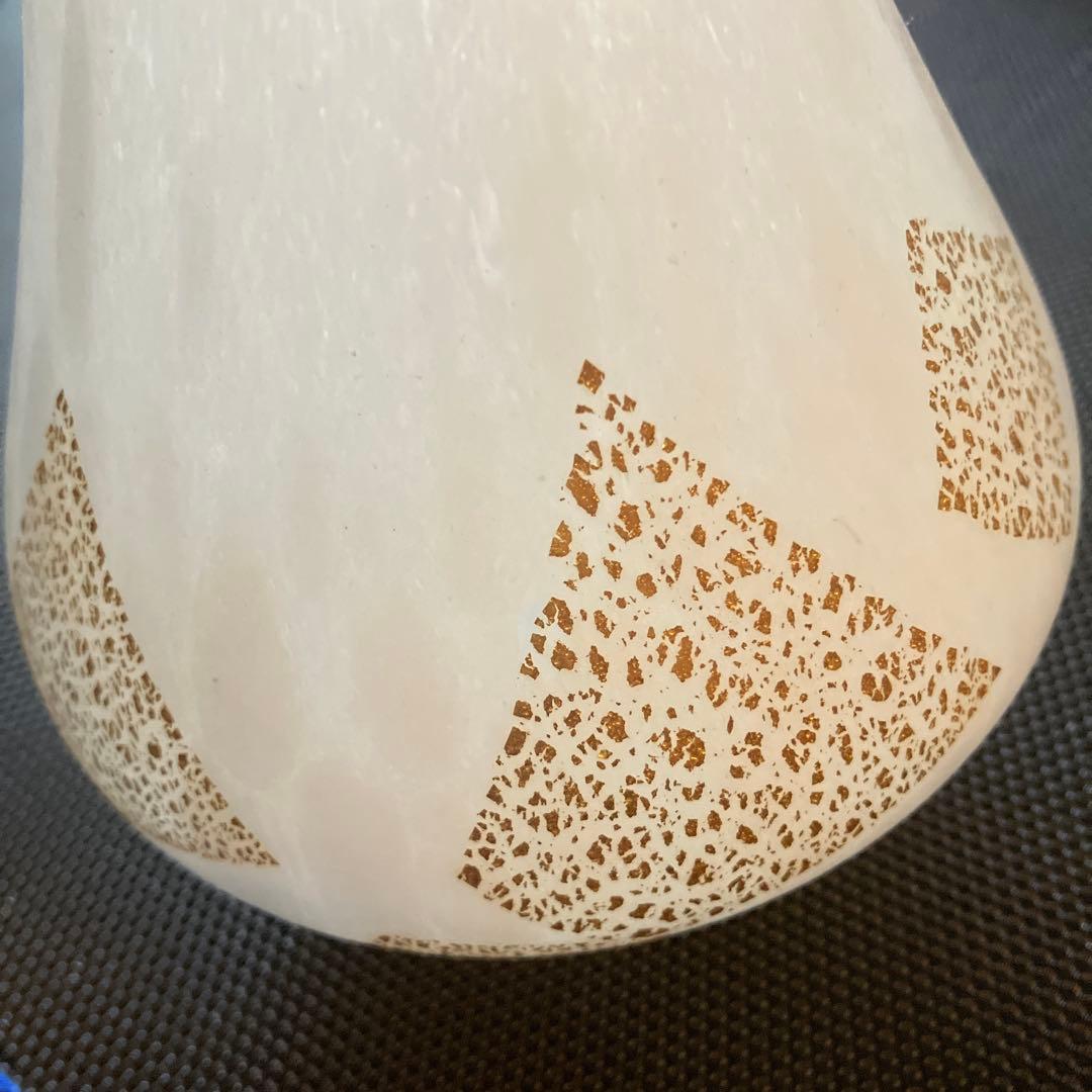 岩田糸子作　白妙 女流ガラス作家の先駆け 装飾的な金色模様のホワイト花瓶