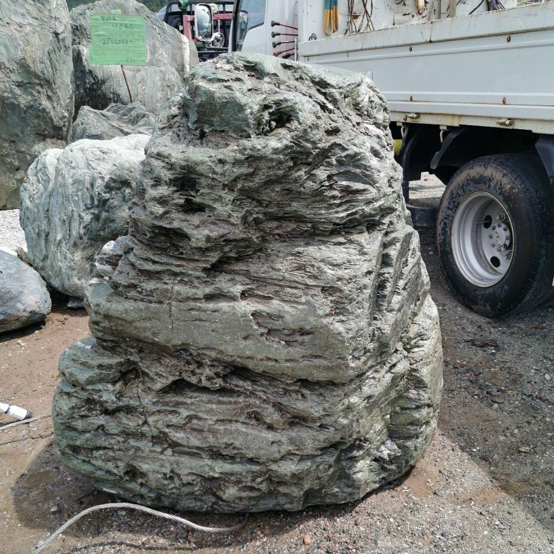 虫食い　三波石　1.630キロ　庭石　鑑賞石　石　庭　ガーデニング　置物