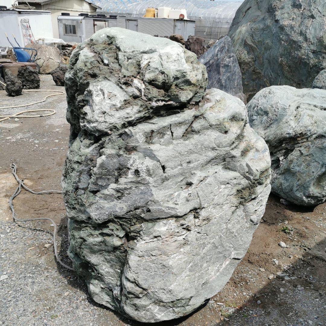 虫食い　三波石　1.630キロ　庭石　鑑賞石　石　庭　ガーデニング　置物
