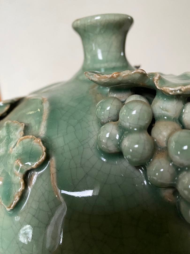 壺　緑色　陶磁器　葡萄　青磁　景徳鎮　貫入　花瓶　骨董　アンティーク
