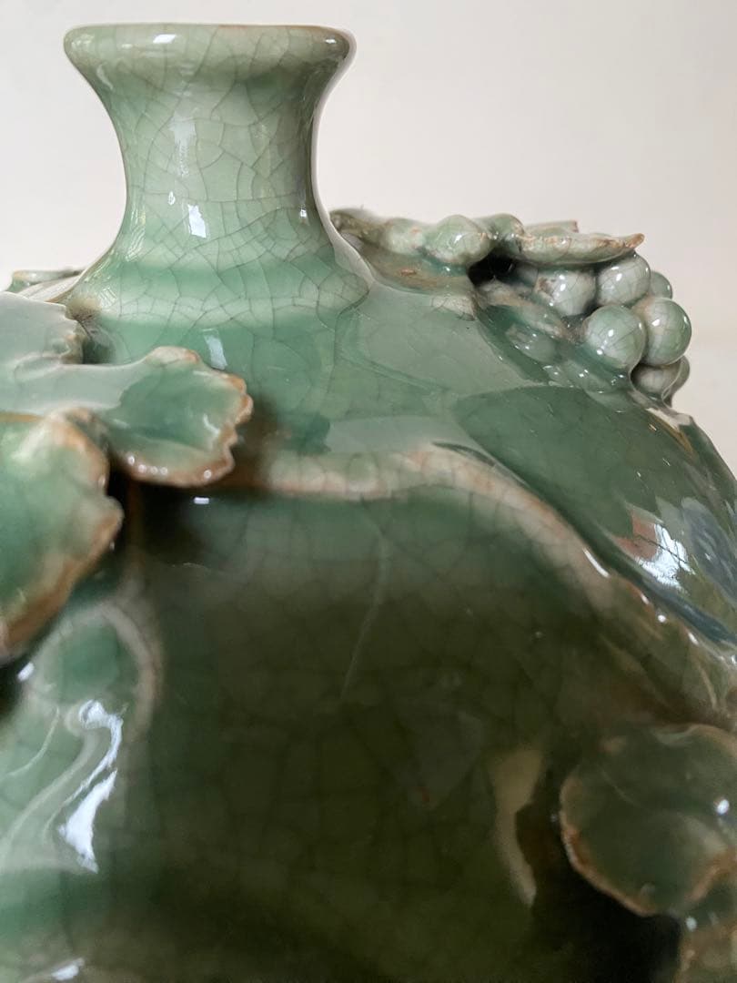 壺　緑色　陶磁器　葡萄　青磁　景徳鎮　貫入　花瓶　骨董　アンティーク
