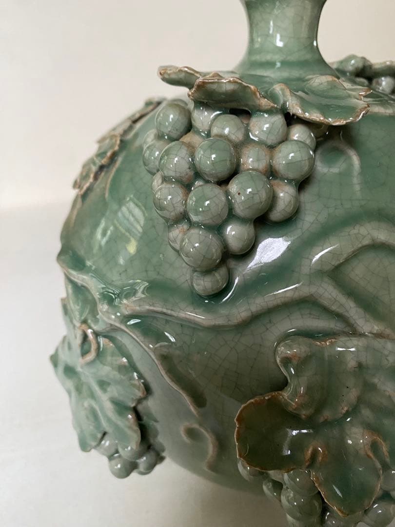 壺　緑色　陶磁器　葡萄　青磁　景徳鎮　貫入　花瓶　骨董　アンティーク