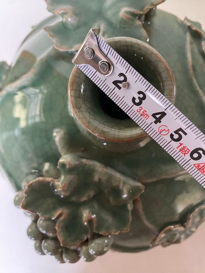 壺　緑色　陶磁器　葡萄　青磁　景徳鎮　貫入　花瓶　骨董　アンティーク