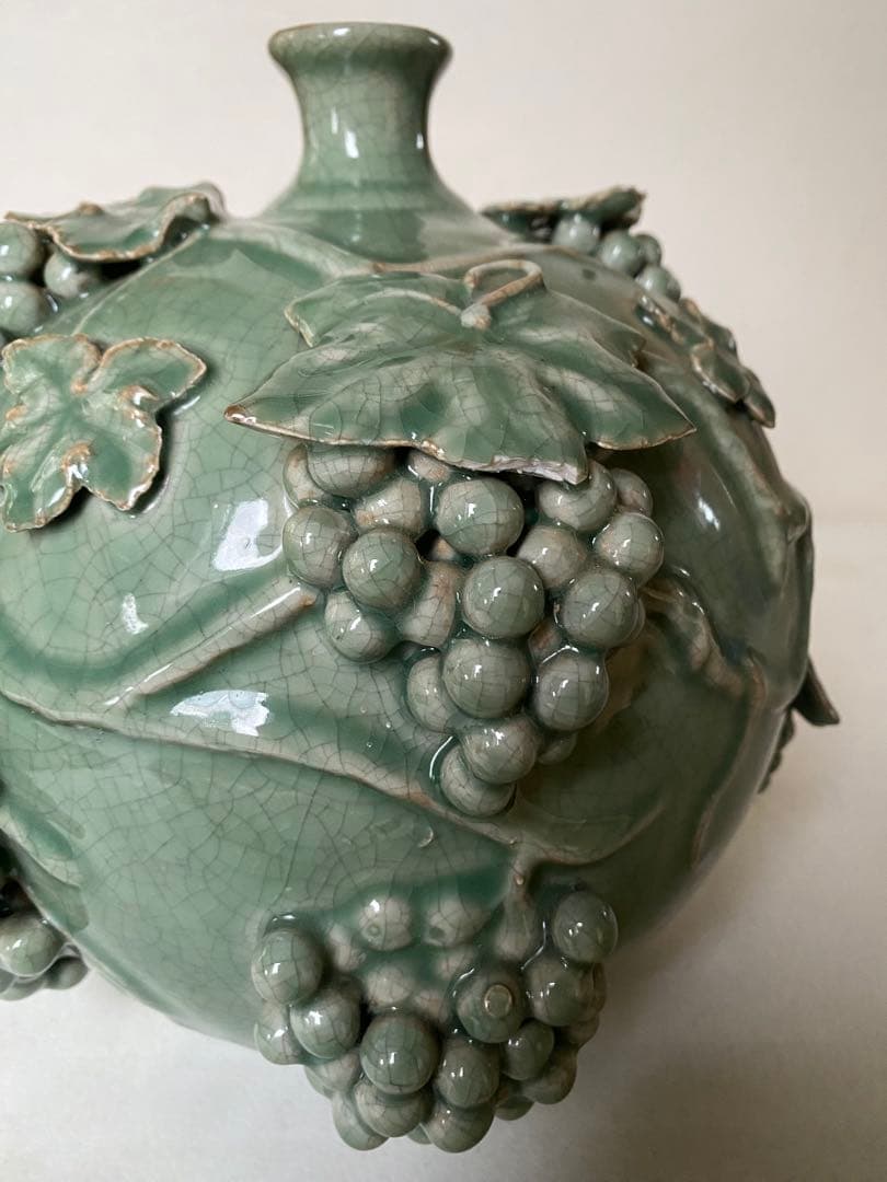 壺　緑色　陶磁器　葡萄　青磁　景徳鎮　貫入　花瓶　骨董　アンティーク
