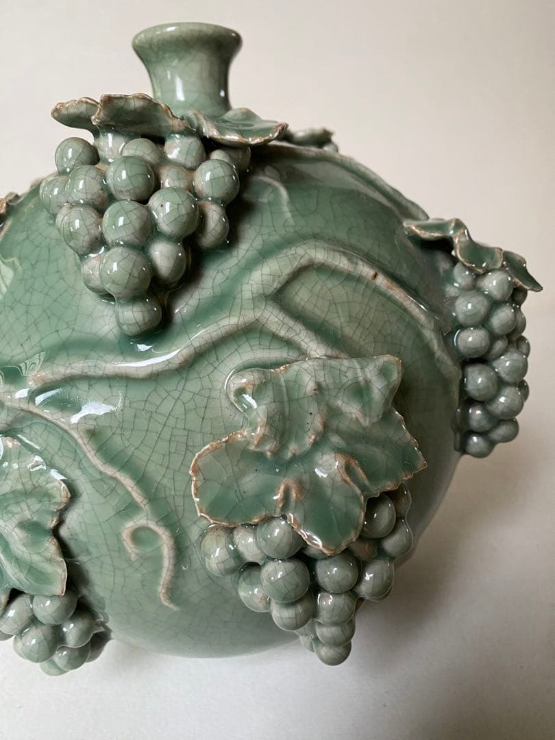 壺　緑色　陶磁器　葡萄　青磁　景徳鎮　貫入　花瓶　骨董　アンティーク
