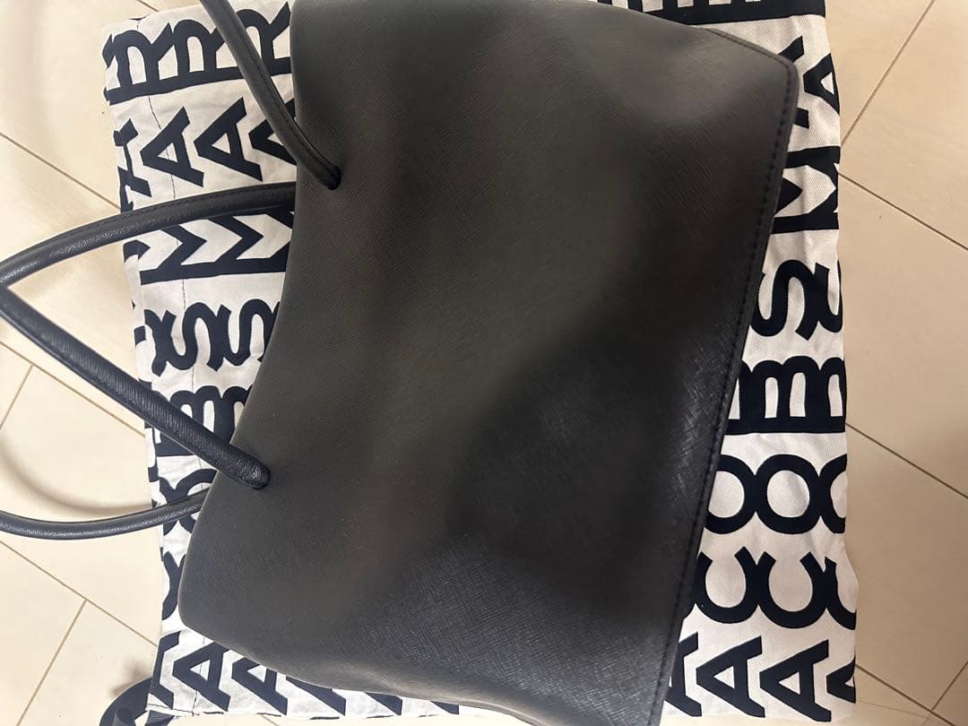 MARC JACOBS ブラックレザーハンドバッグ