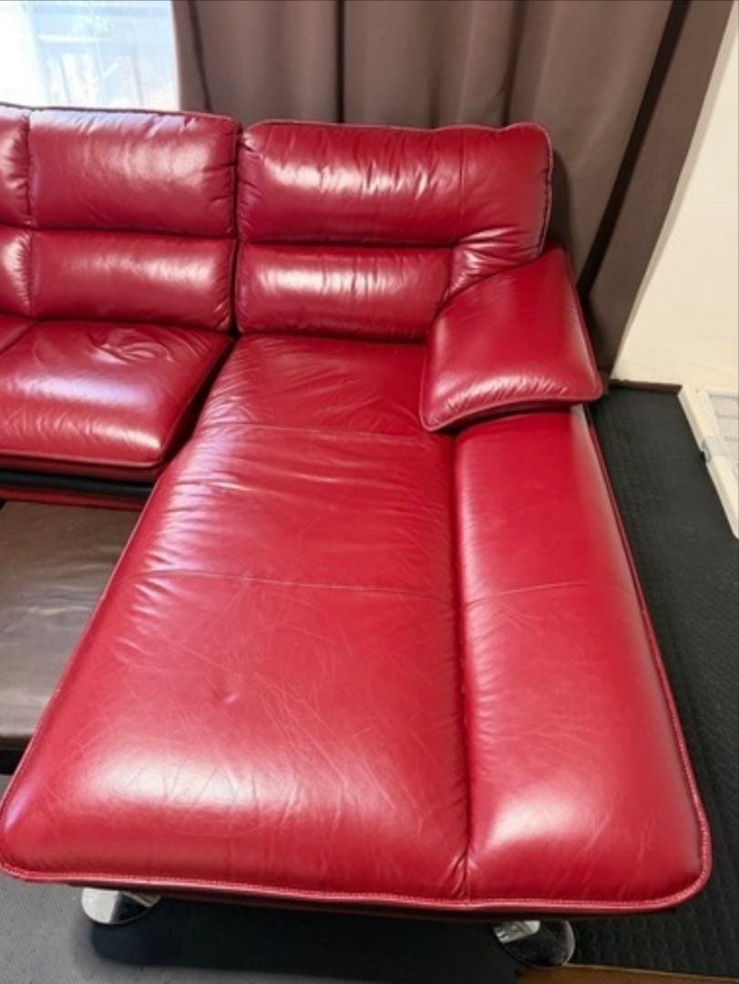赤いレザーのL字型ソファ
