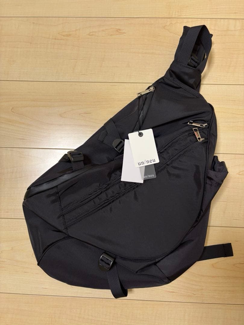 un/neu アンノイ　撥水マルチアウトポケットムーンボディバッグ
