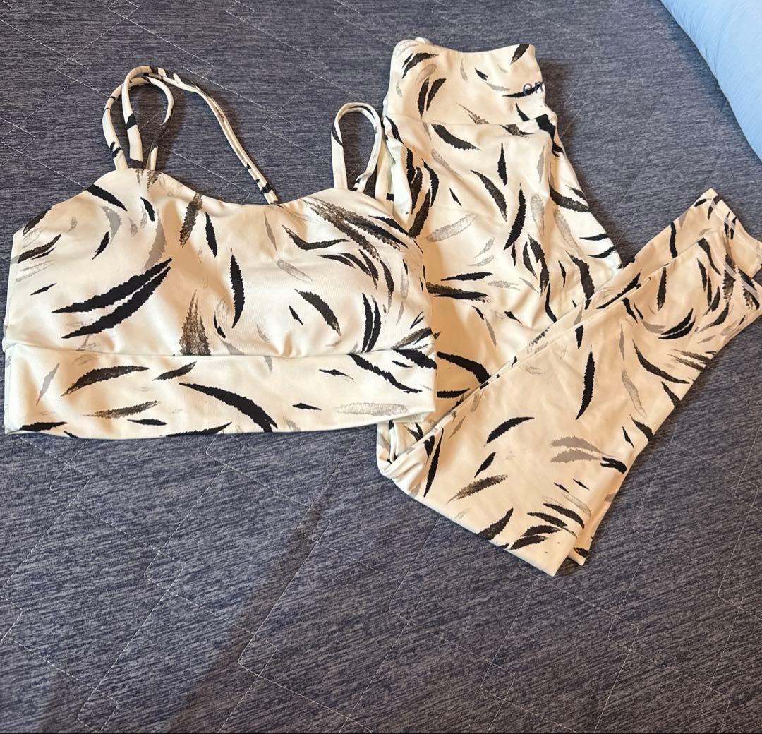 エミ emmi yoga leaf柄 上下 ヨガ フィットネス タイツ