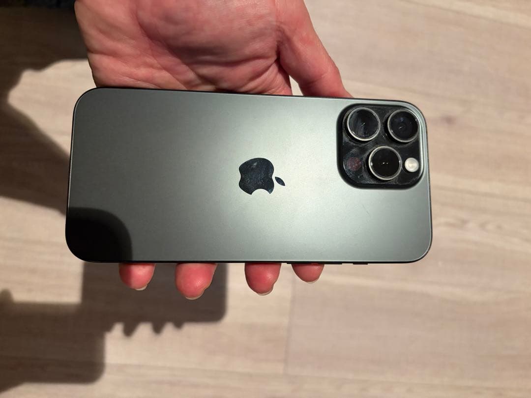 Apple iPhone 16 Pro Maxブラックチタニウム　256GB