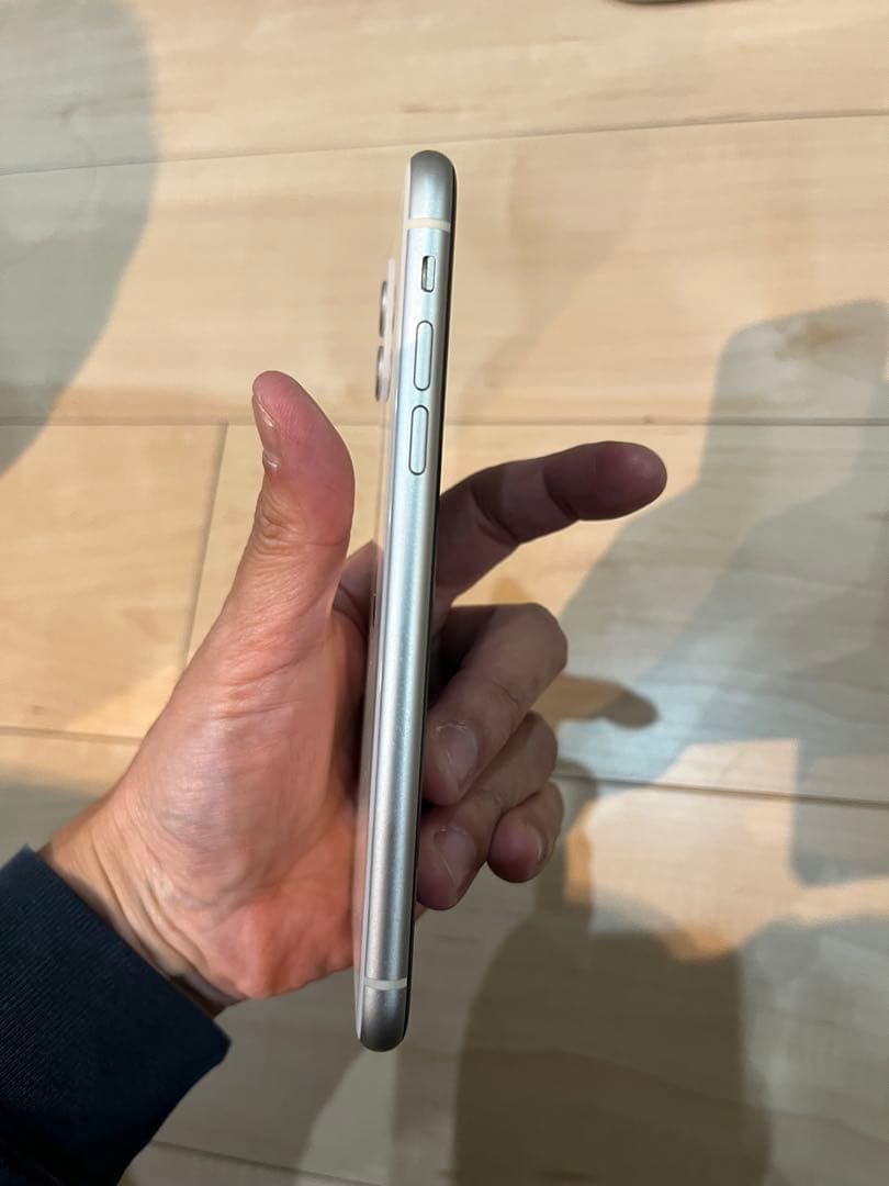 Apple iPhone 11 ホワイト 本体　SIMフリー