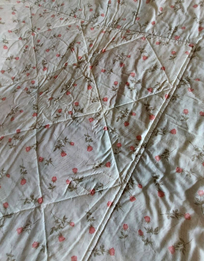 赤いバラのベッドカバー(未完成品です)