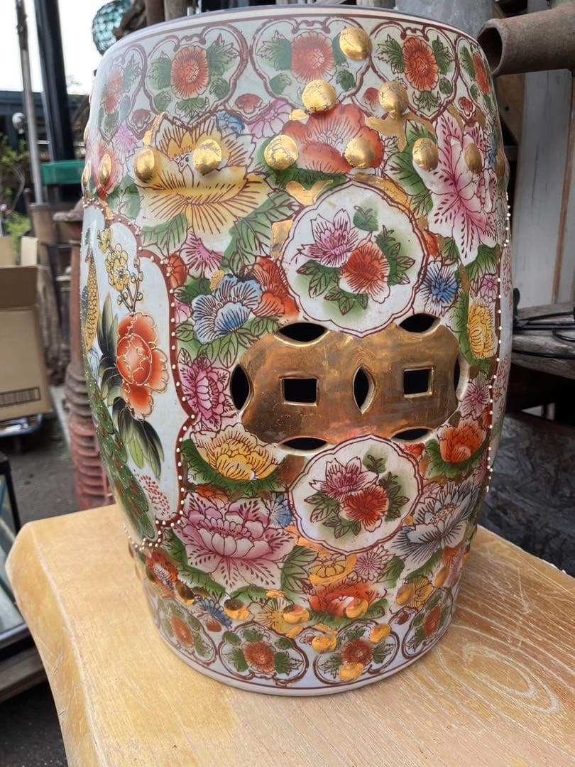 shotaです 九谷焼椅子、九谷博物館行き椅子、陶器椅子