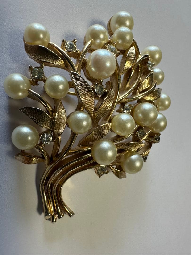 きらびやかな本真珠　豪華フラワーデザインのブローチ