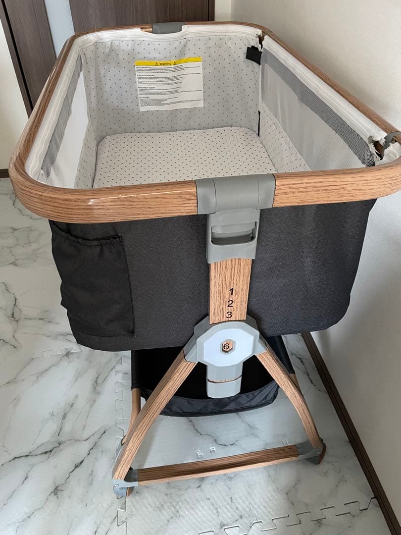グレーのベビーベッド 高さ調整可能