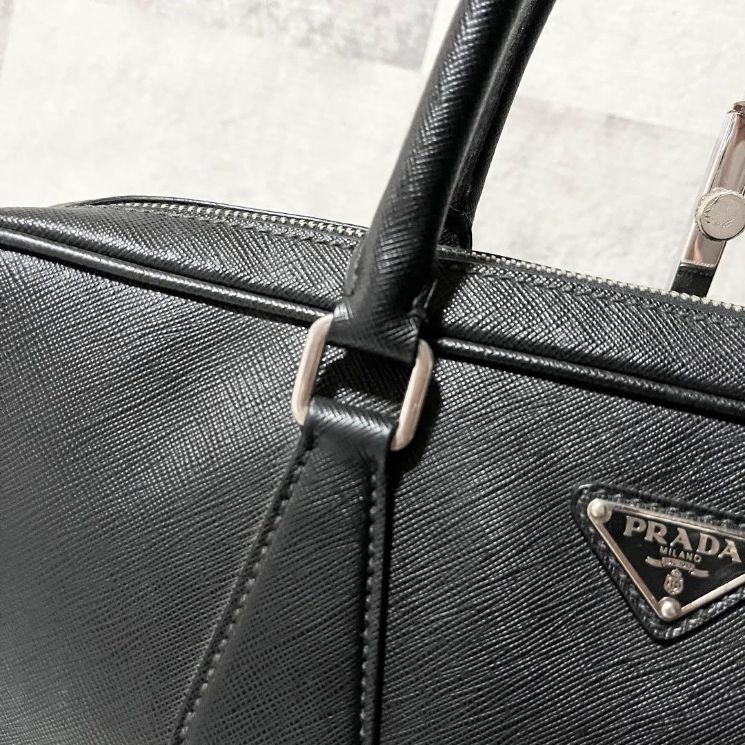 美品　PRADA 現行　ビジネスバッグ　サフィアーノレザー 三角ロゴ　黒
