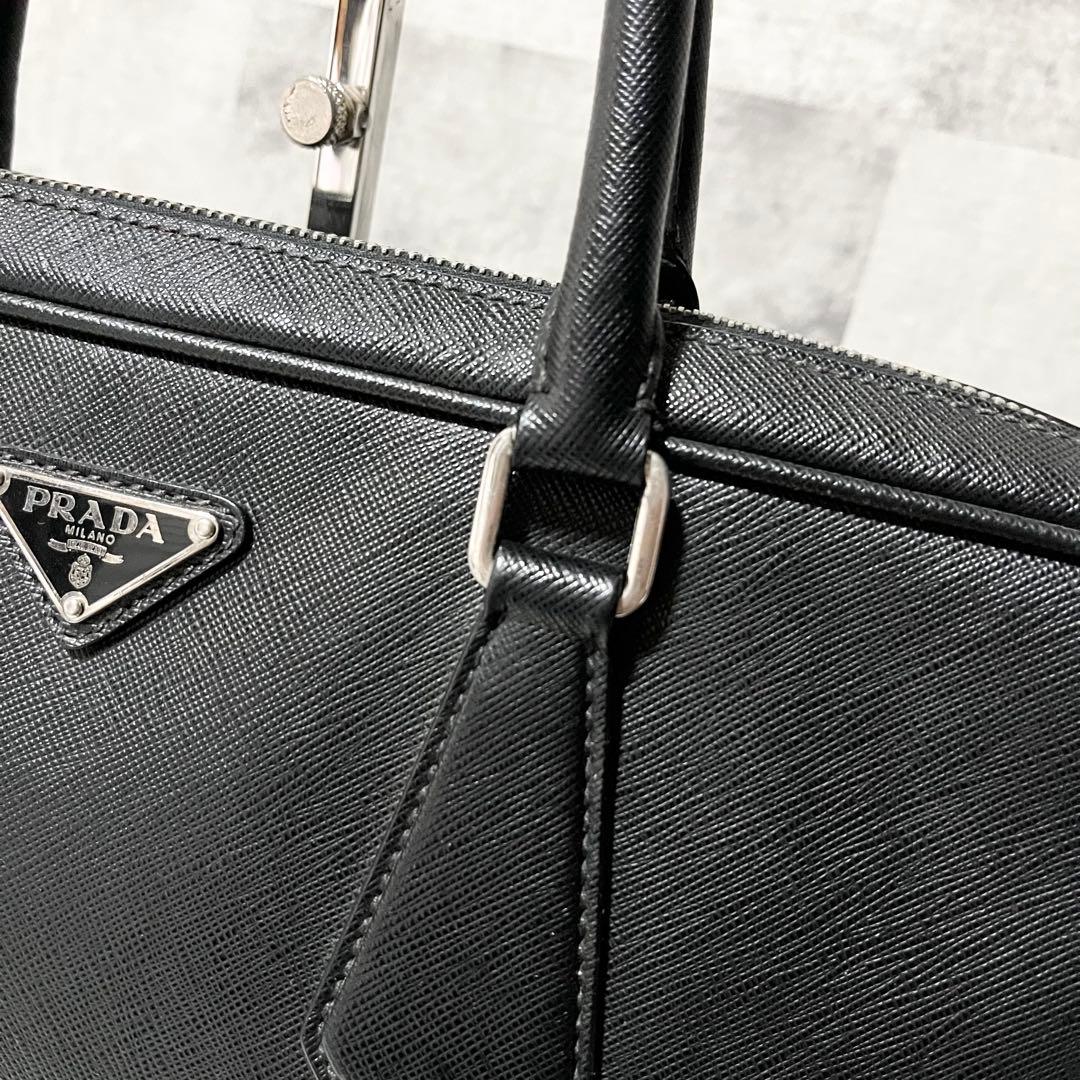 美品　PRADA 現行　ビジネスバッグ　サフィアーノレザー 三角ロゴ　黒