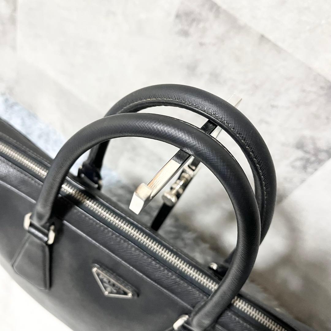 美品　PRADA 現行　ビジネスバッグ　サフィアーノレザー 三角ロゴ　黒