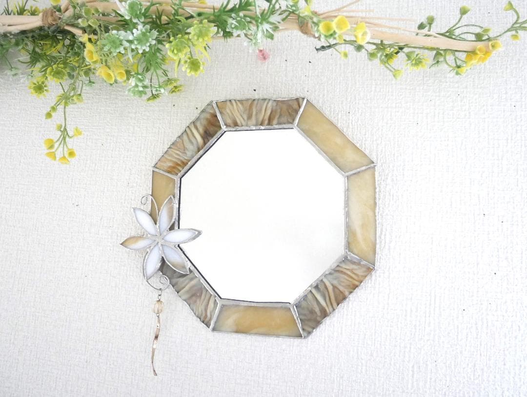 ✴︎:.。.ベージュの八角形鏡♪　（size20/max22）ステンドグラス