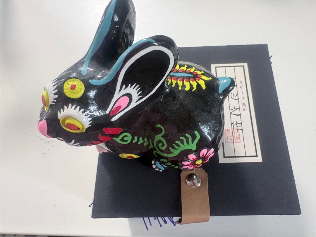 カラフルな陶器製ウサギの郷土玩具