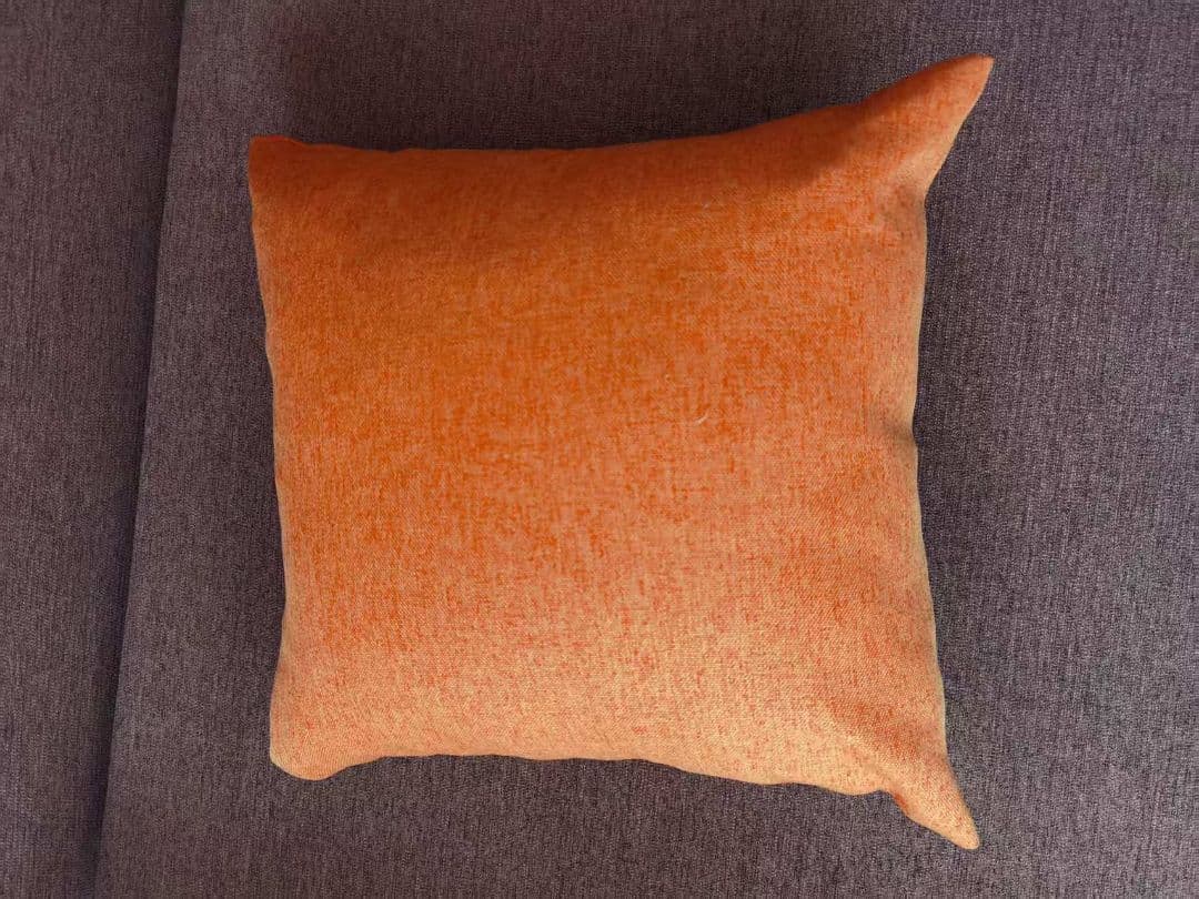 オレンジ色の布製クッション
