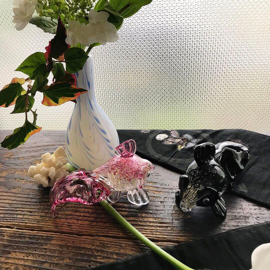 骨董　現代作家物　アート　濃紺　金赤被せ　吹雪紋　金彩爆変　金魚２体