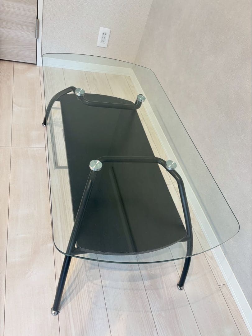 セール中！ガラス天板の黒いセンターテーブル