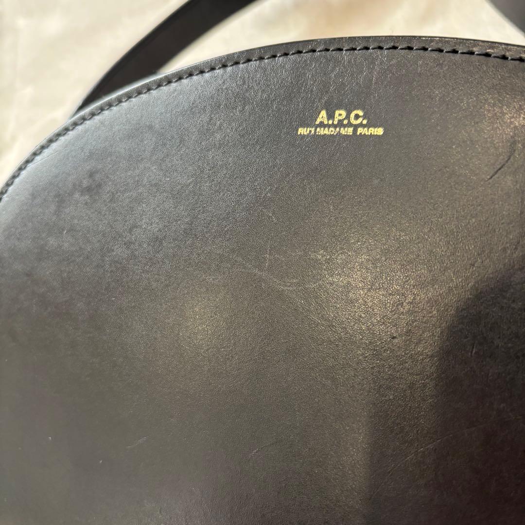 【A.P.C.】ハーフムーン ショルダーバッグ ポシェット 半月型　BLACK
